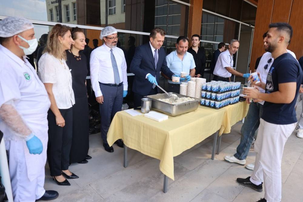  Çukurova Üniversitesi Üçüncü Geleneksel Tavuklu Pilav Günü’nde Rektör Beriş, Öğrencilerle Bir Araya Geldi 